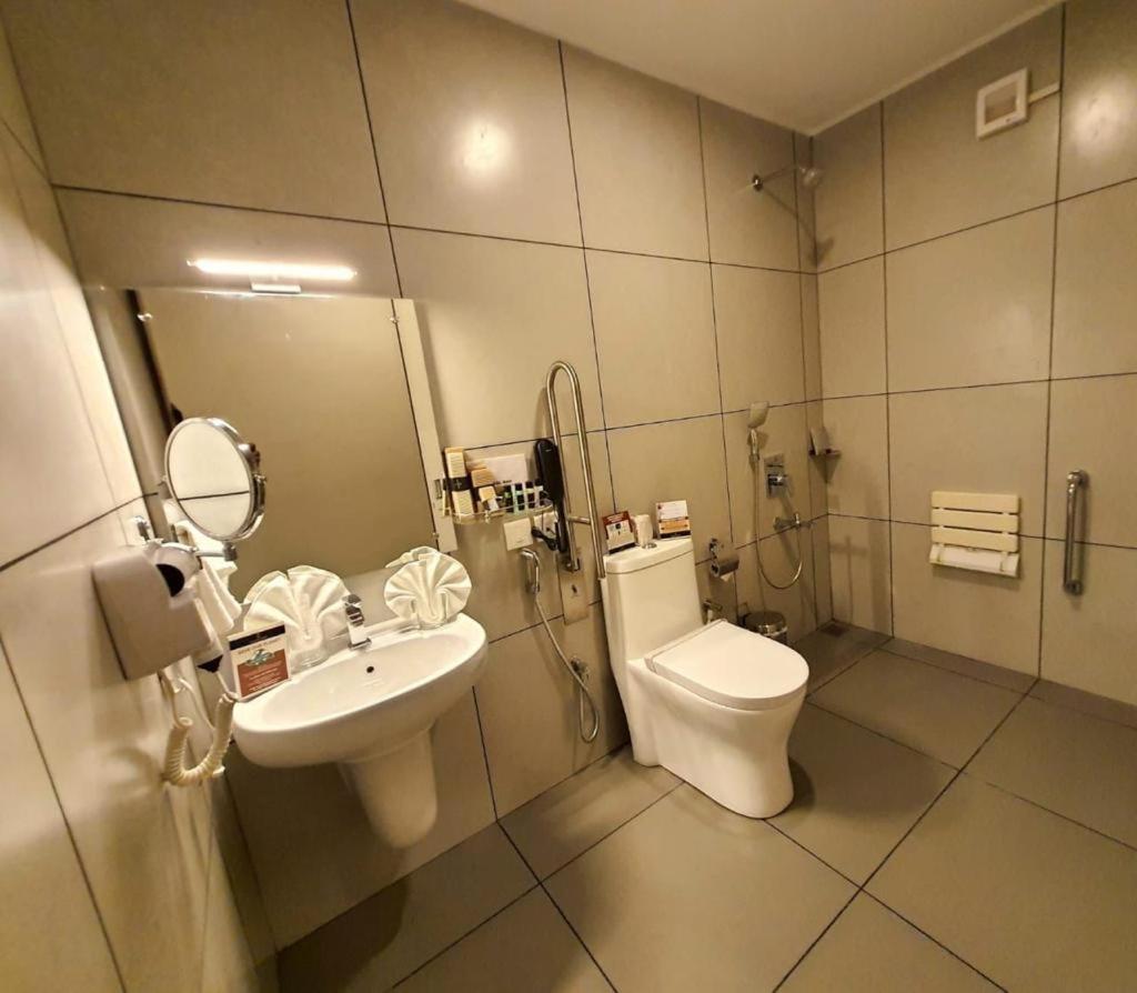 Emperor-Hotel Rachana Continental Pvt Ltd Kizhake Chālakudi Dış mekan fotoğraf
