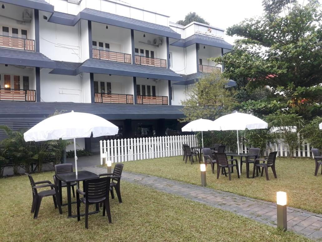 Emperor-Hotel Rachana Continental Pvt Ltd Kizhake Chālakudi Dış mekan fotoğraf