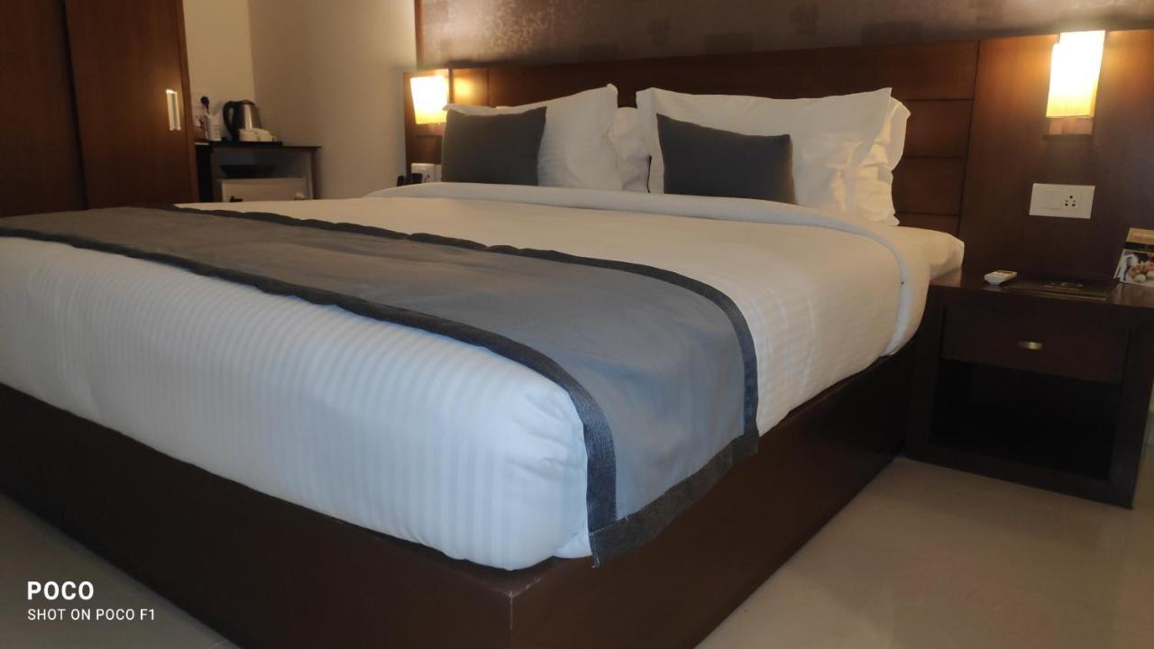 Emperor-Hotel Rachana Continental Pvt Ltd Kizhake Chālakudi Dış mekan fotoğraf